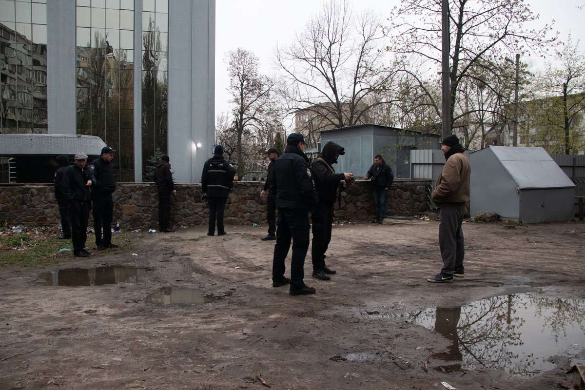 Рядом с местом инцидента находились трое мужчин, а одежда одного из них была в крови Рядом с местом инцидента находились трое мужчин, а одежда одного из них была в крови
