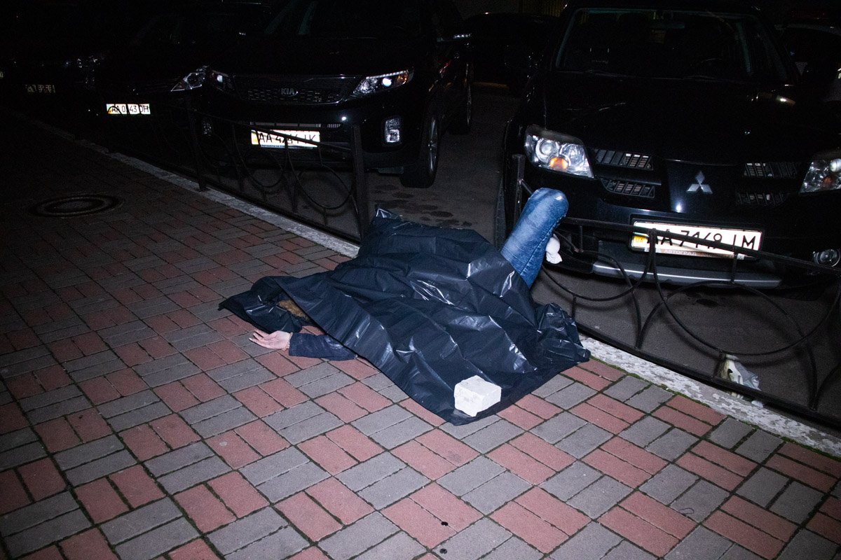 В ночь на 13 апреля в Киеве по адресу проспект Николая Бажана, 14 был обнаружен труп девушки В ночь на 13 апреля в Киеве по адресу проспект Николая Бажана, 14 был обнаружен труп девушки