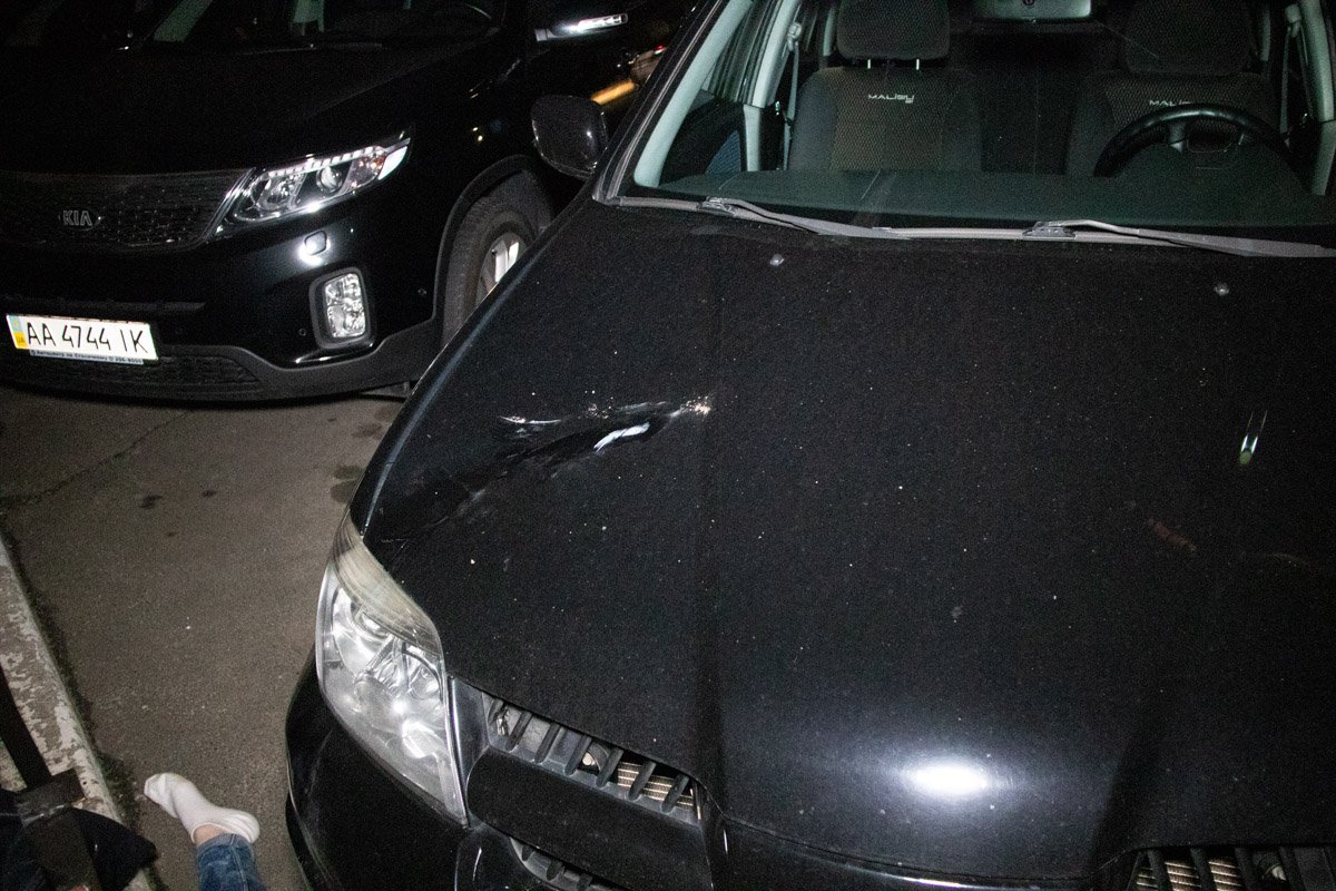 Во время падения девушка зацепила припаркованный автомобиль Во время падения девушка зацепила припаркованный автомобиль