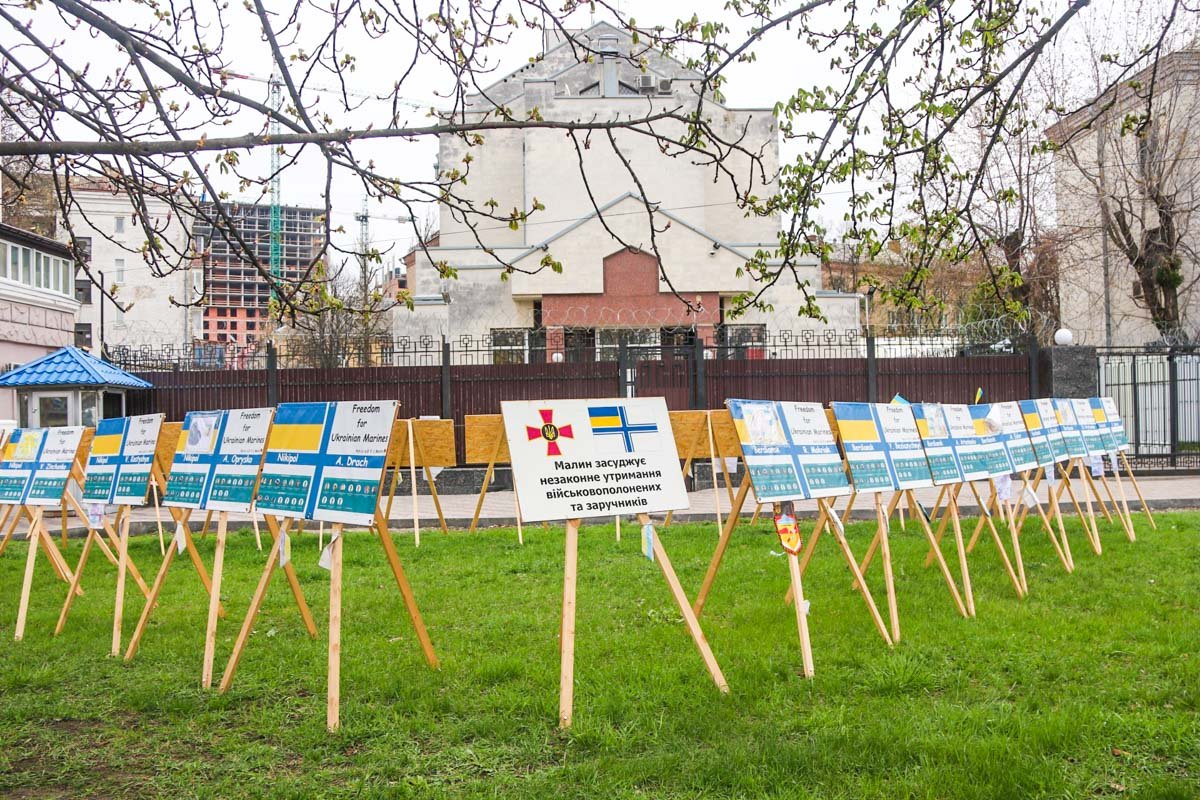 В Киеве возле посольства РФ прозвучал взрыв В Киеве возле посольства РФ прозвучал взрыв