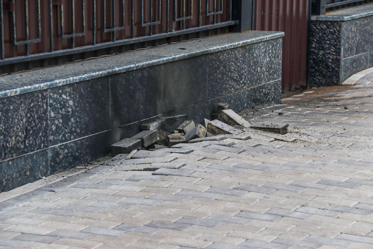 По официальной информации от полиции Киева, причиной взрыва стал высоковольтный кабель По официальной информации от полиции Киева, причиной взрыва стал высоковольтный кабель