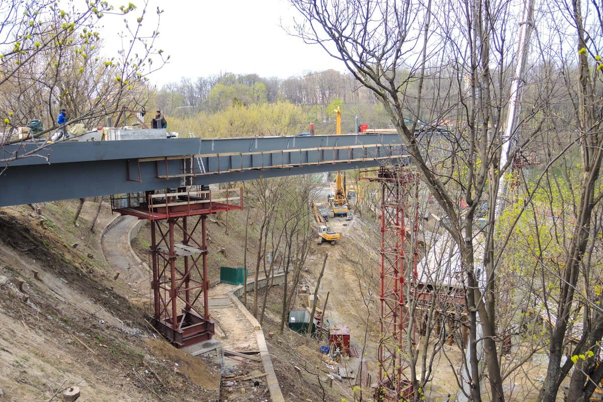 В Киеве продолжается строительство пешеходно-велосипедного моста в центре Киева
