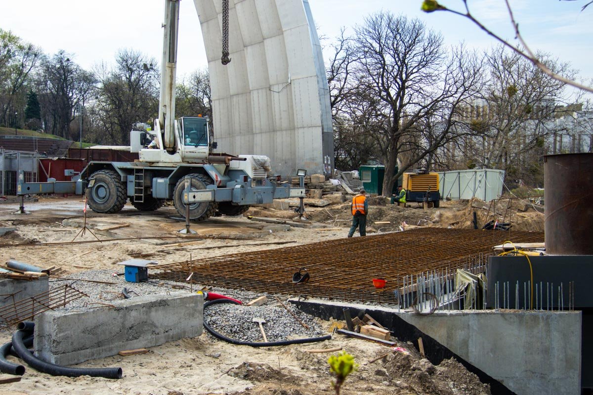 Строители активно работают, стараясь успеть достроить мост ко дню города Киев