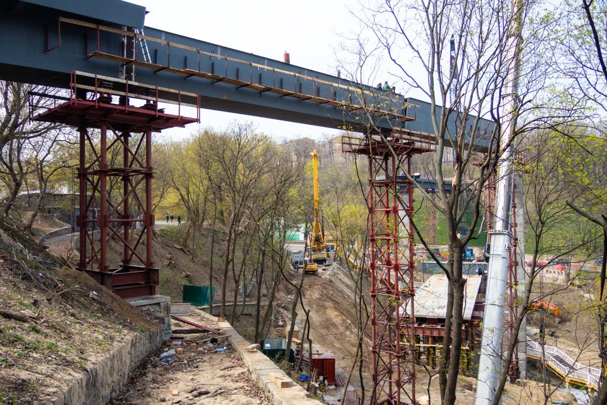 Уже установлены все четыре опоры, а также три из четырех мостовых пролета