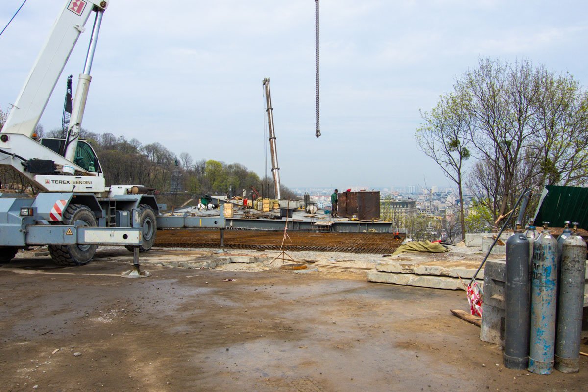 На стройке задействован самый большой в Украине автомобильный кран, который поднимает вес до 150 тонн