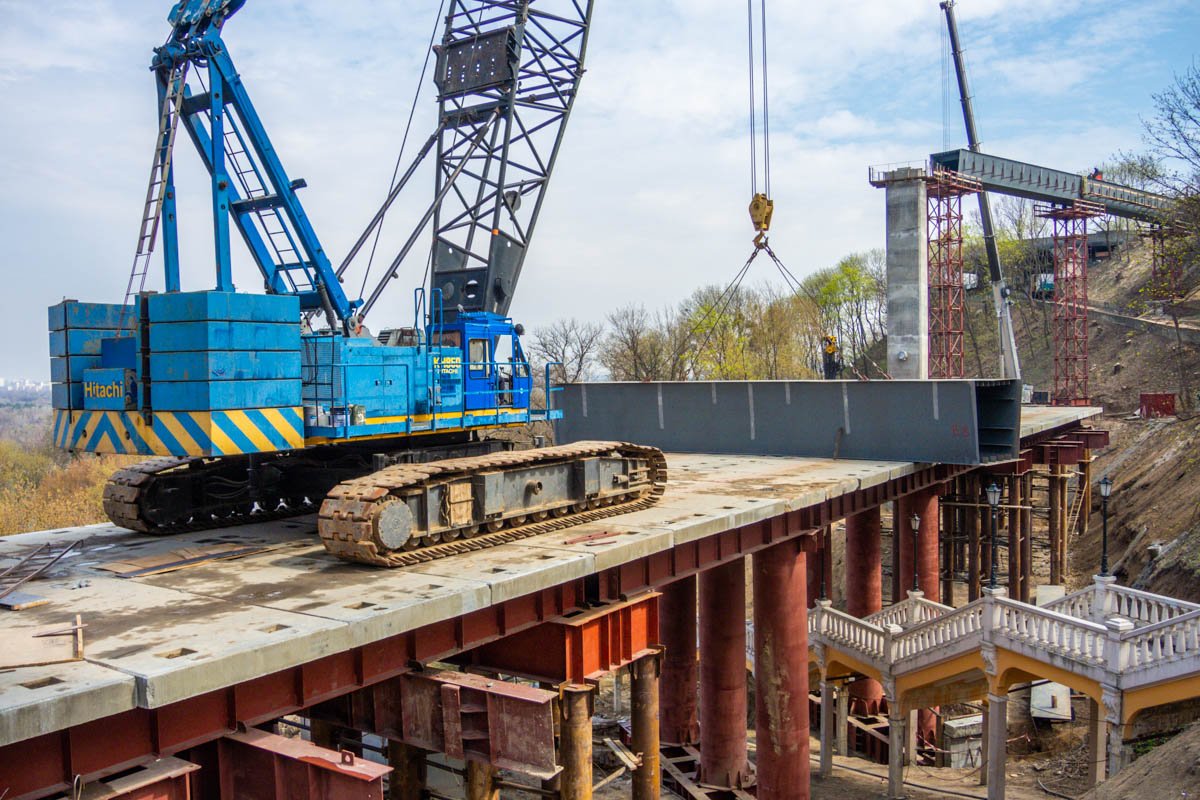 Мост соединяет Владимирскую горку и Крещатый парк