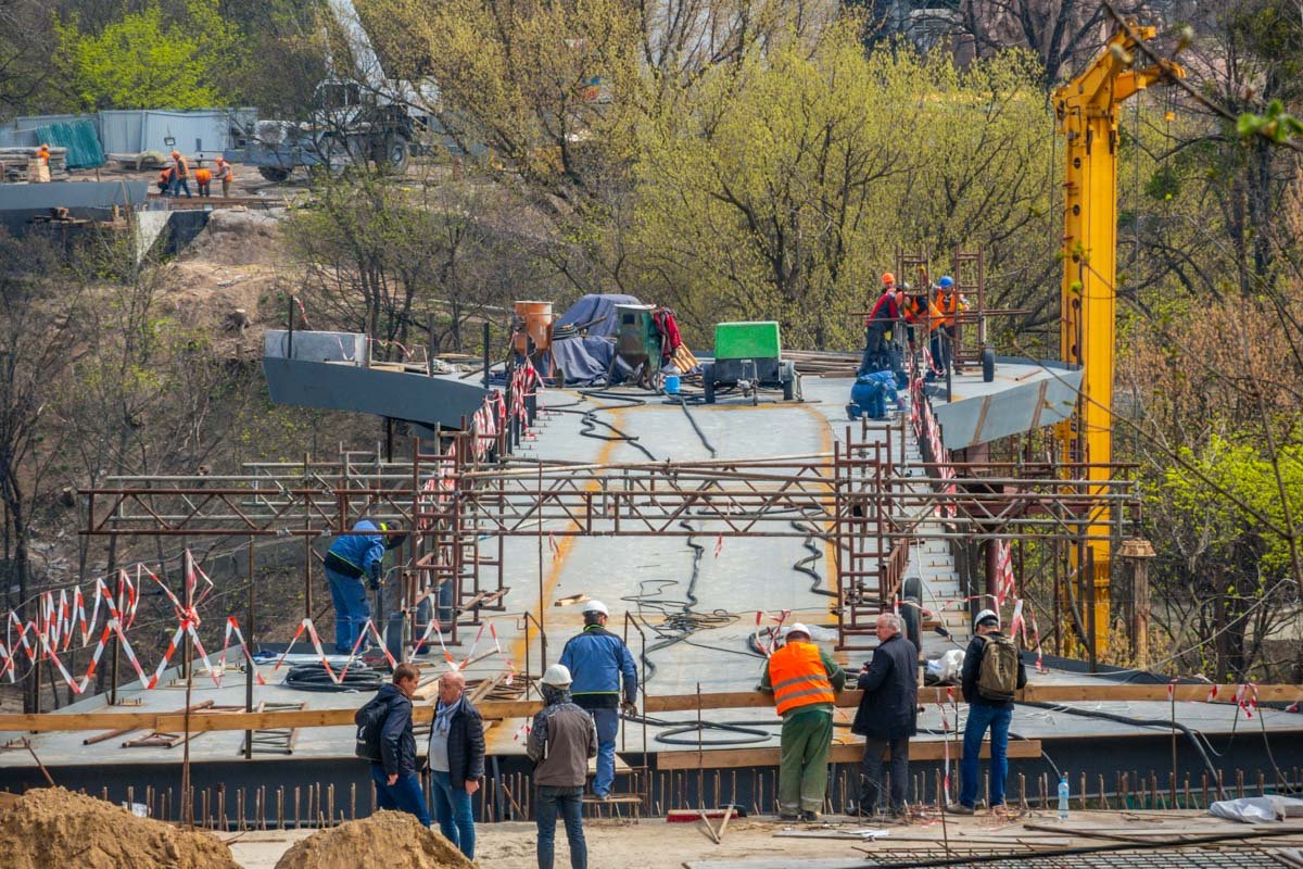 После окончания масштабных работ настанет время косметических работ - установки перил и освещения
