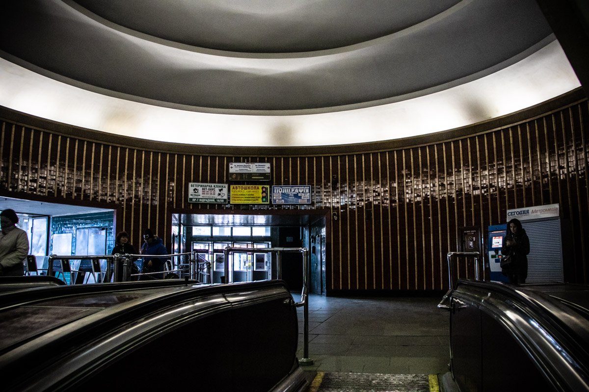 На входе заменят двери На входе заменят двери