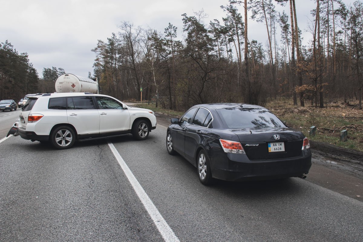 По словам водителя Honda, он двигался в крайней левой полосе Гостомельского шоссе по направлению в Киев