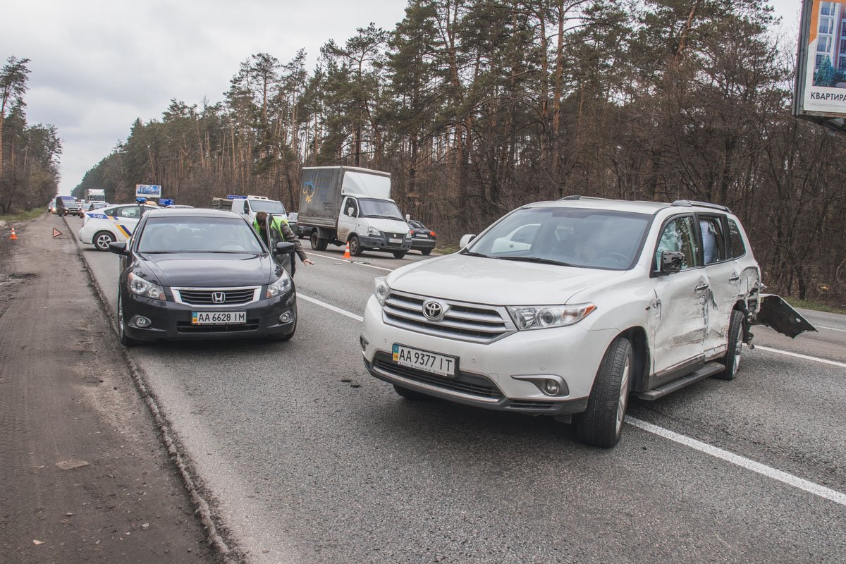 Водитель Honda попытался избежать аварии и вывернул руль вправо на соседнюю полосу, где в это время двигался автомобиль Toyota Highlander.