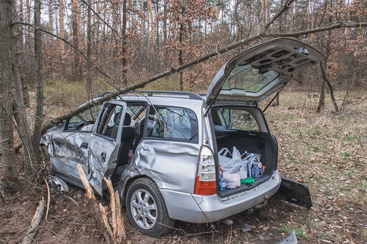 Toyota проехалась по обочине, где машину занесло и она вылетела задом на встречную полосу.
