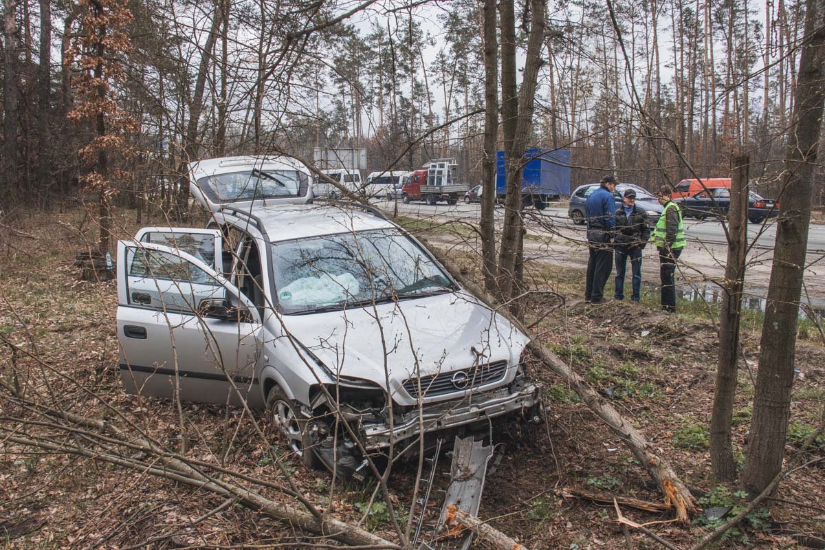 Вылетевший на встречку внедорожник ударил задом Opel в правый бок, от чего "немец" вылетел на обочину