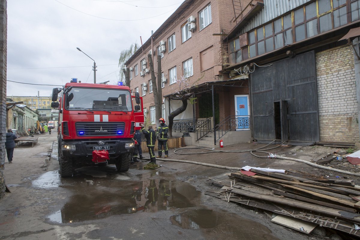 В Киеве загорелся ангар В Киеве загорелся ангар