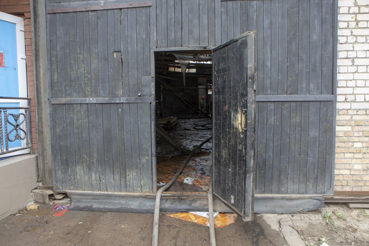 Огонь охватил около 1500 квадратных метров строения Огонь охватил около 1500 квадратных метров строения