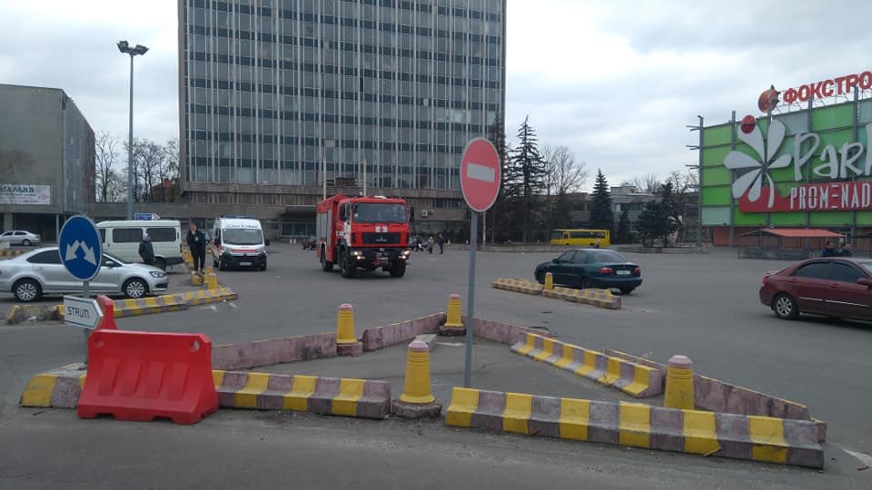 Возле гипермаркетов дежурят автомобили ГСЧС и скорой помощи