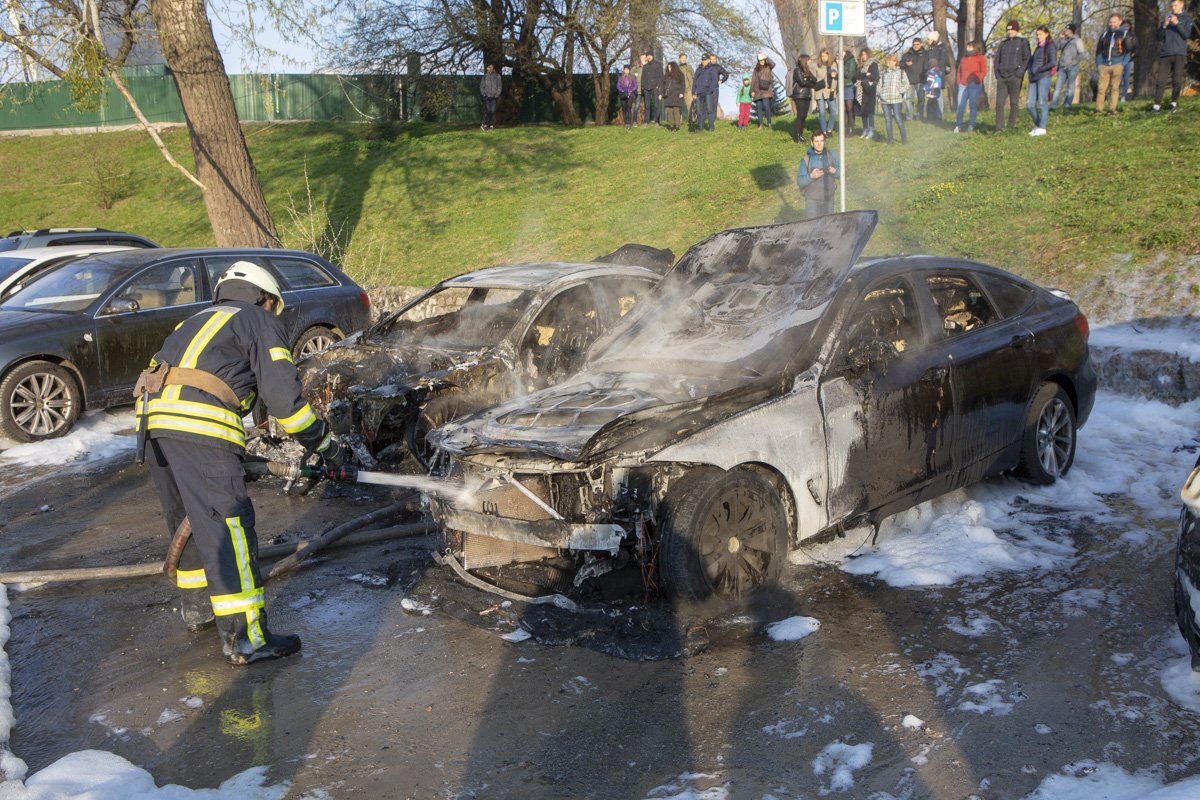 В Киеве на парковке возле арки Дружбы народов произошло чрезвычайное происшествие В Киеве на парковке возле арки Дружбы народов произошло чрезвычайное происшествие