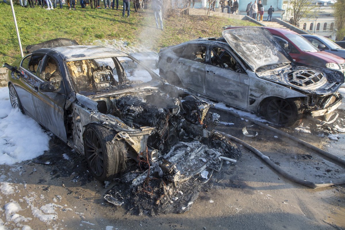 Два автомобиля BMW, припаркованных рядом, загорелись Два автомобиля BMW, припаркованных рядом, загорелись