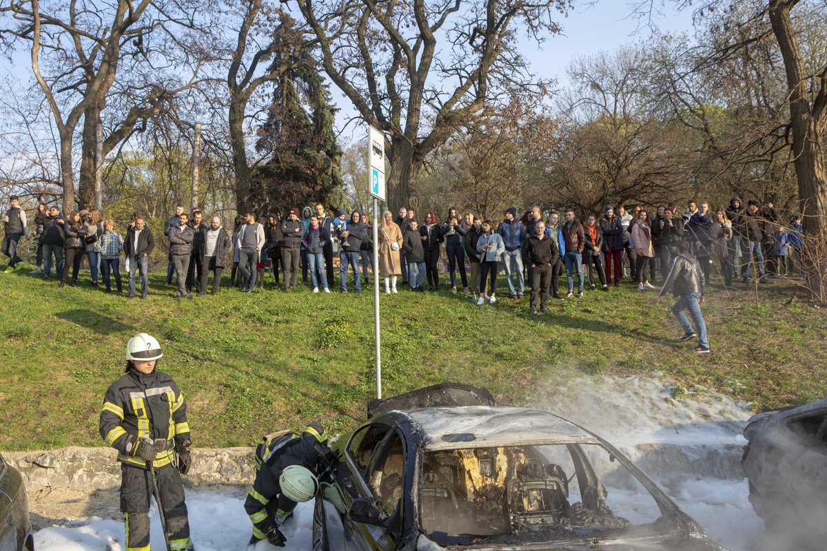 Возле сгоревших машин моментально собралась толпа Возле сгоревших машин моментально собралась толпа