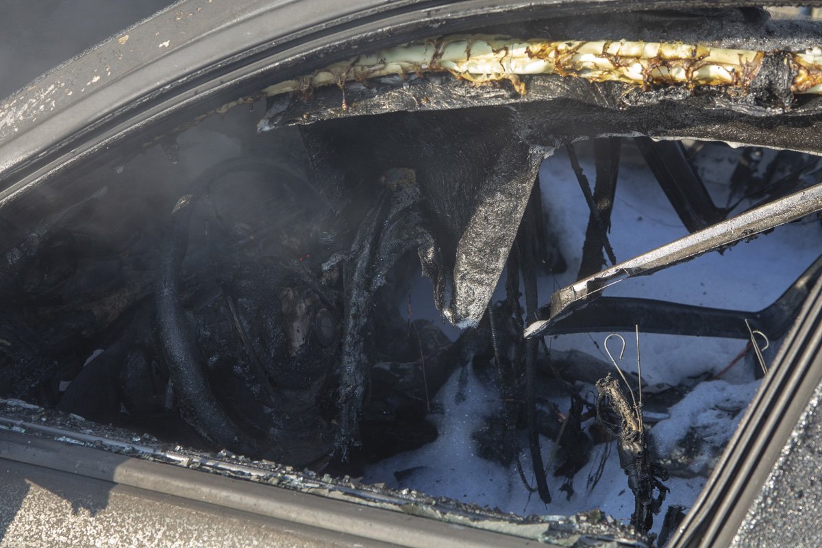 Оба автомобиля сгорели дотла. К счастью, в результате обошлось без пострадавших Оба автомобиля сгорели дотла. К счастью, в результате обошлось без пострадавших