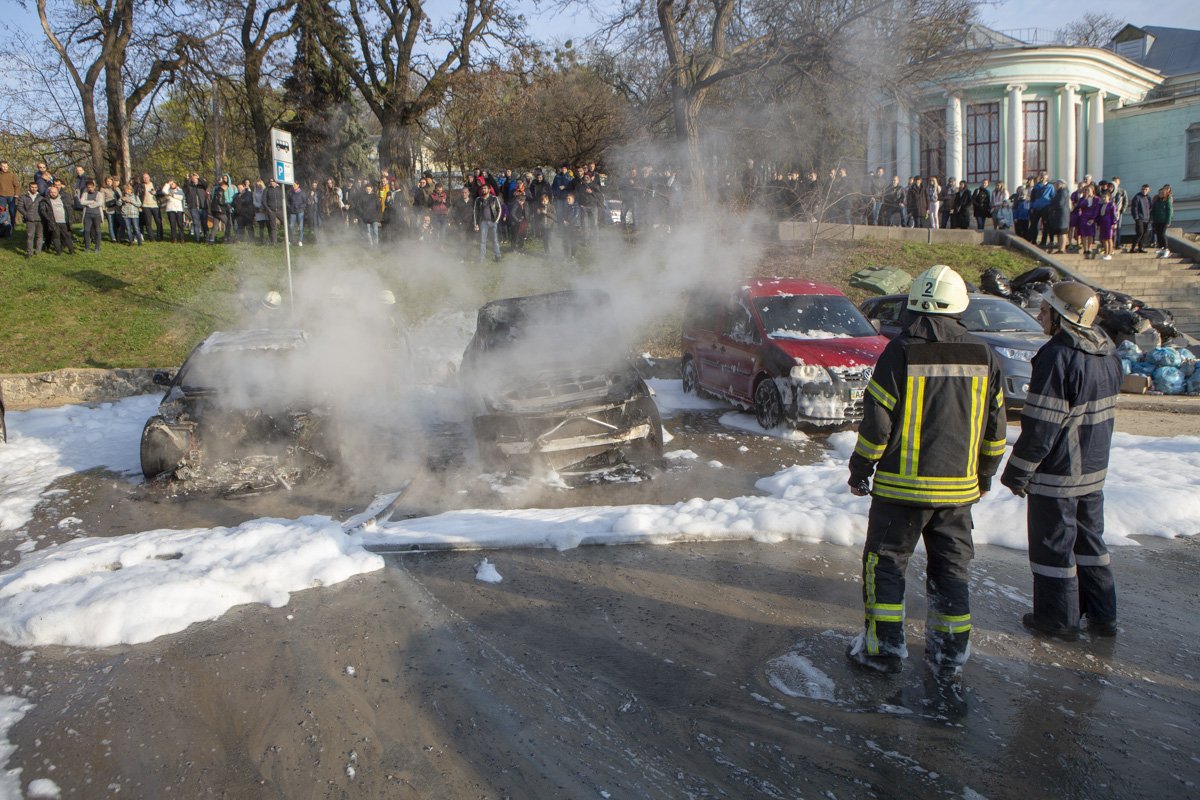 Благодаря оперативному вмешательству спасателей удалось спасти остальные припаркованные автомобили Благодаря оперативному вмешательству спасателей удалось спасти остальные припаркованные автомобили