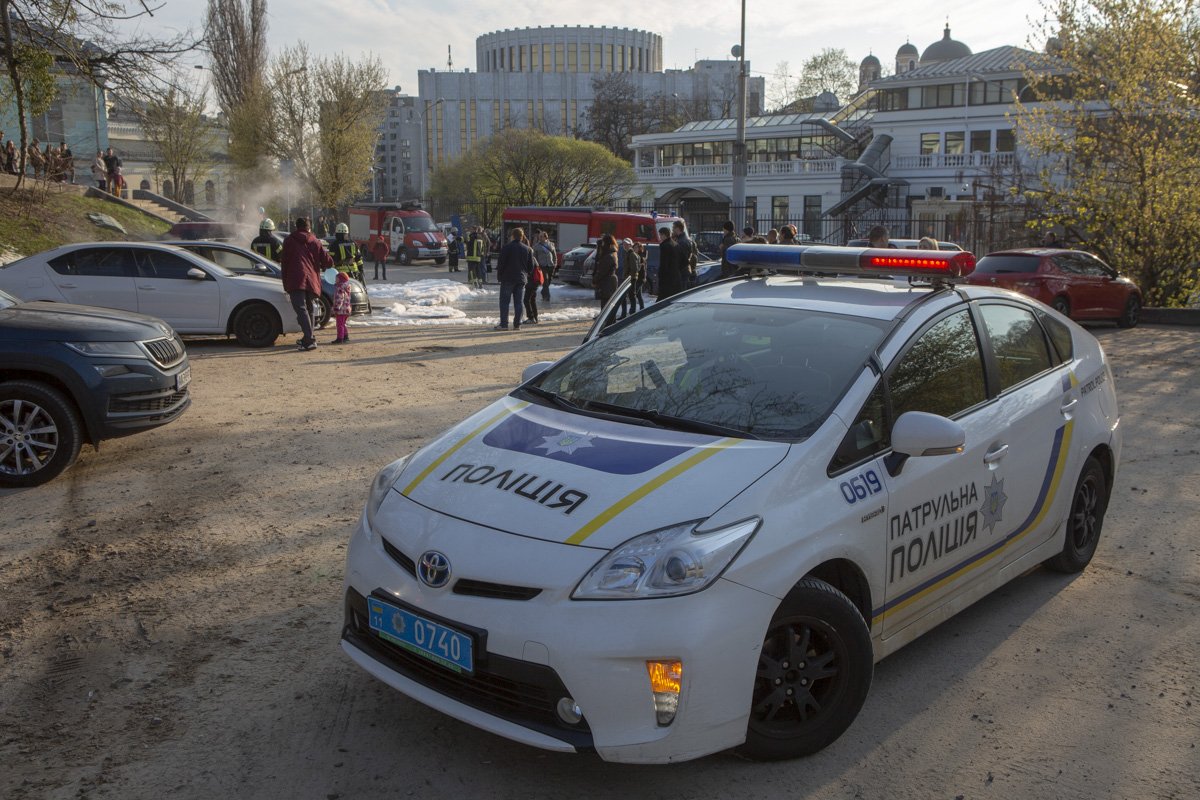 На месте дежурили экипажи патрульной полиции На месте дежурили экипажи патрульной полиции