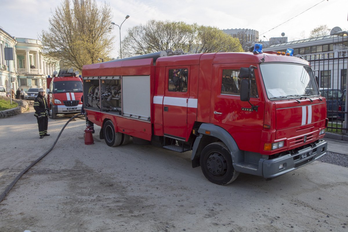 В тушении пожара участвовали две машины спасателей В тушении пожара участвовали две машины спасателей
