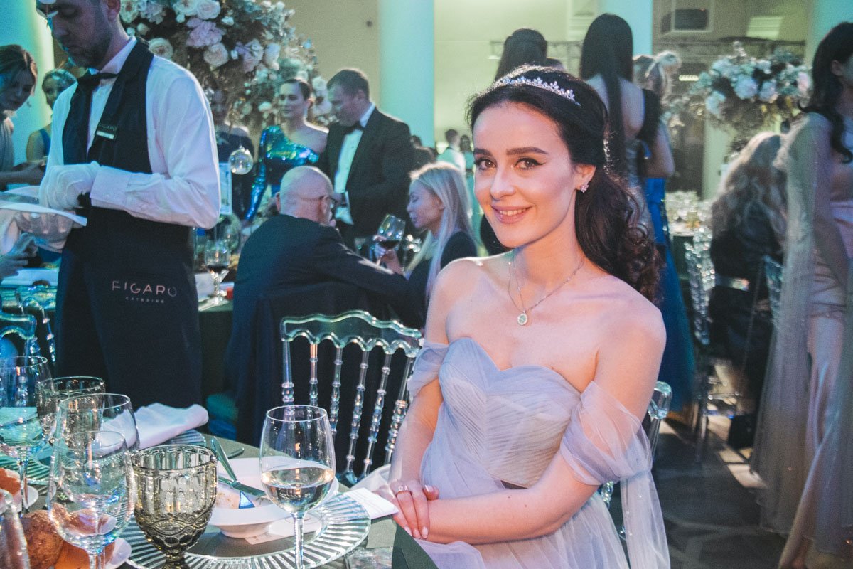 Наряды гостей были очень яркими и изысканными, каждое платье имело свою изюминку Наряды гостей были очень яркими и изысканными, каждое платье имело свою изюминку