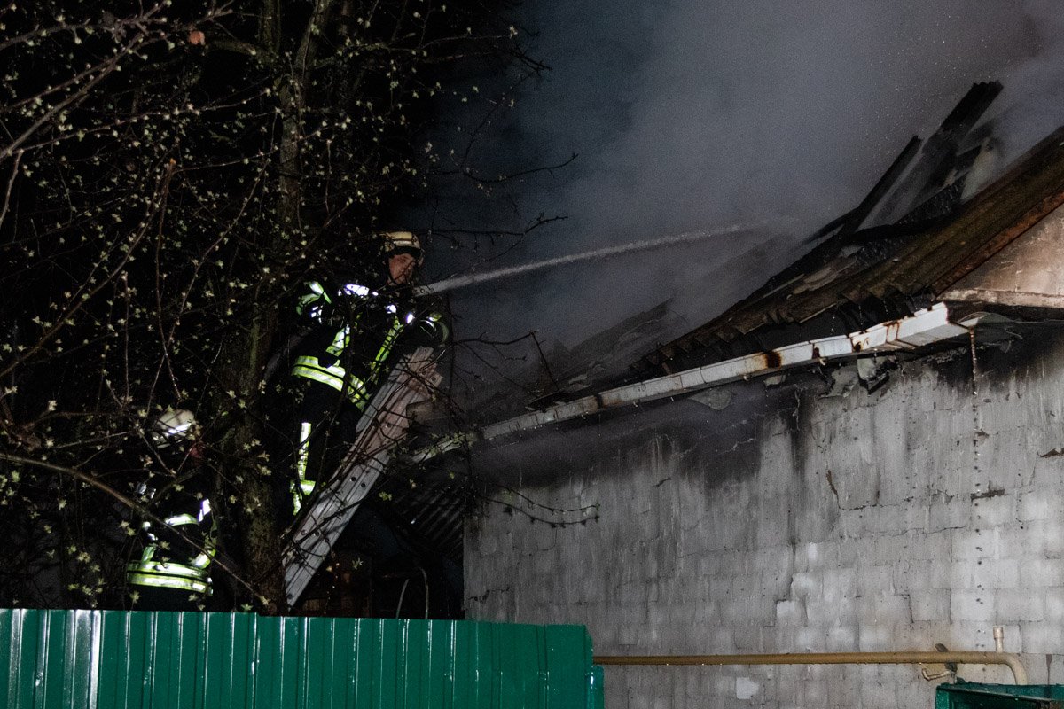 На территории частного дома горел гараж и пристройка