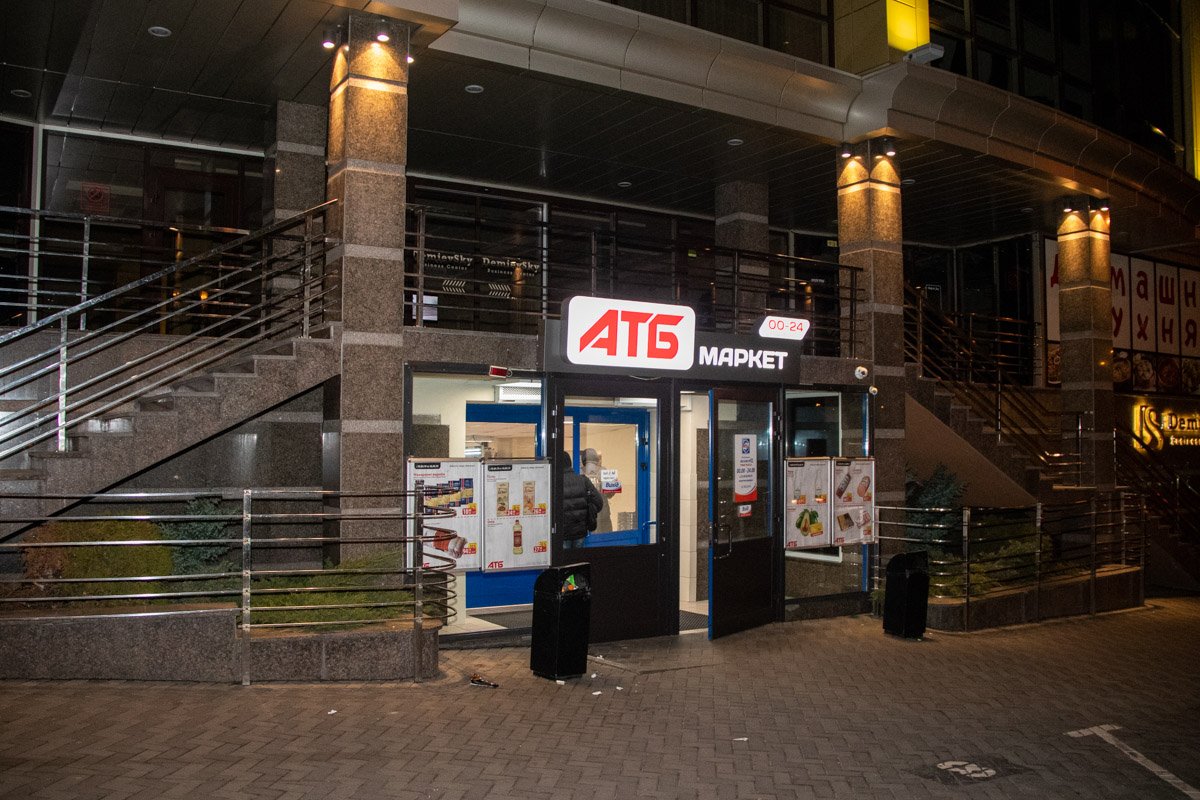 Во время работ грузчика магазина АТБ придавило поддоном Во время работ грузчика магазина АТБ придавило поддоном