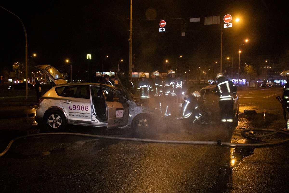 В ночь на 14 апреля в Киеве на Дарницкой площади произошло серьезное ДТП с возгоранием В ночь на 14 апреля в Киеве на Дарницкой площади произошло серьезное ДТП с возгоранием