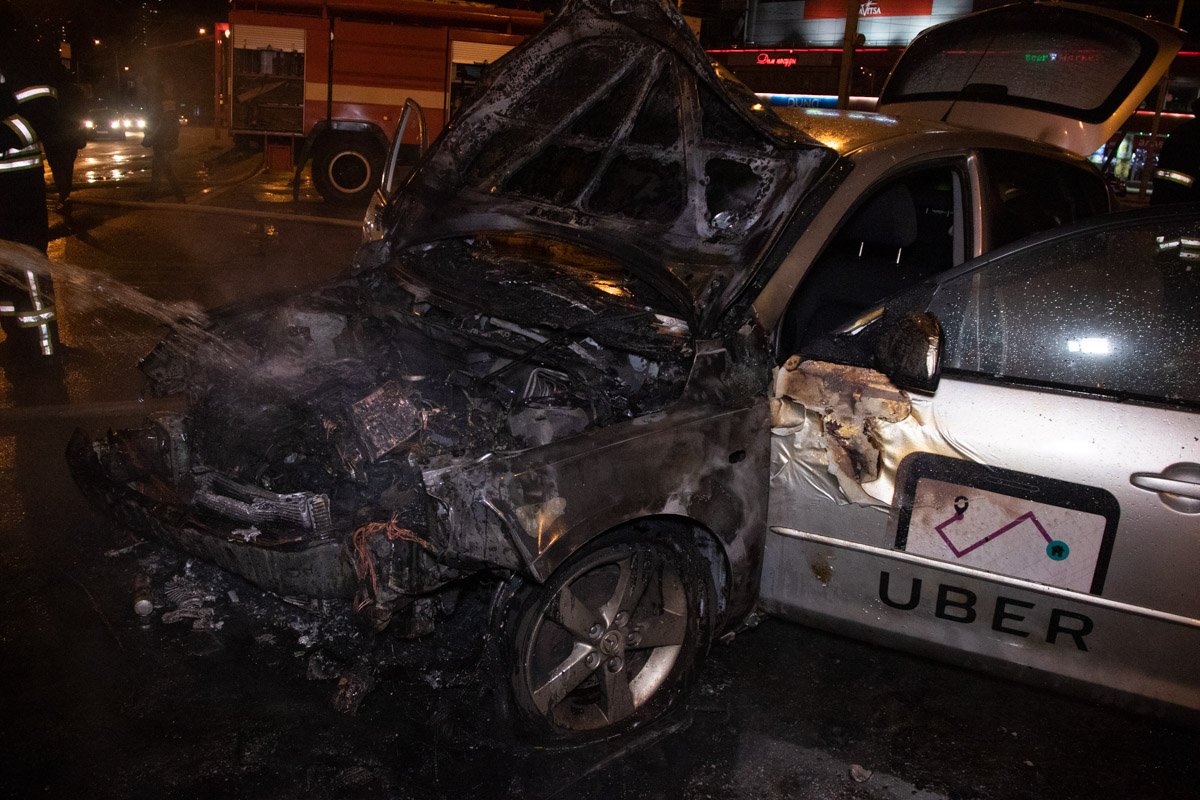 Столкнулись автомобиль Mazda 3 службы такси Uber Столкнулись автомобиль Mazda 3 службы такси Uber