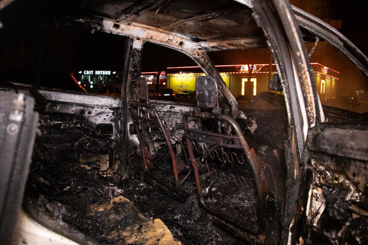 Огонь серьезно повредил обе машины Огонь серьезно повредил обе машины