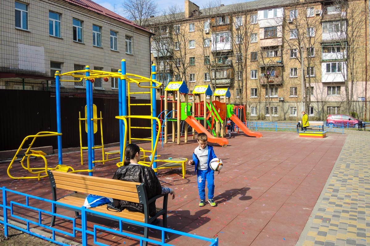 Во дворе появились детская и спортивная площадки, а также мини-библиотека Во дворе появились детская и спортивная площадки, а также мини-библиотека