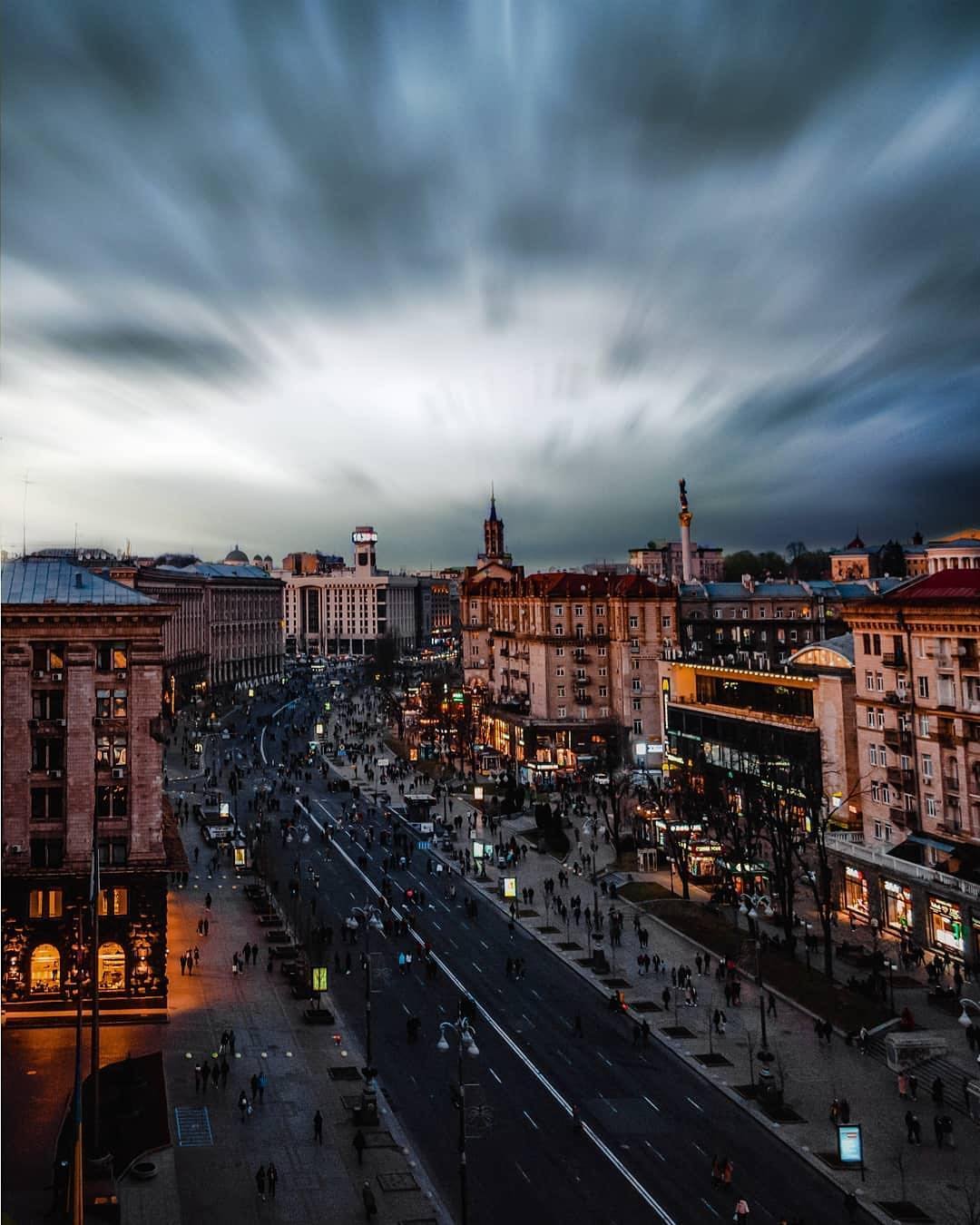 Суровые серые тучи накрыли такой людный Киев. Фото: p_belskyi