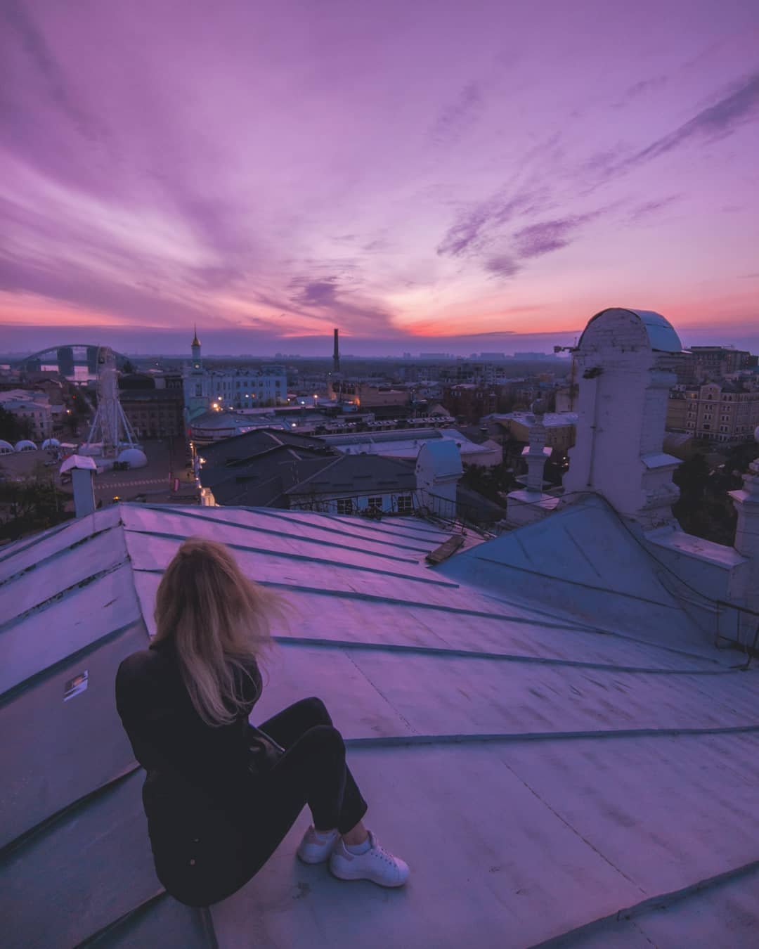 Сквозь стеклянные стены дома и крыши пробивается ветреный, лихорадочно-розовый, тревожный закат. Фото: @cyanidium