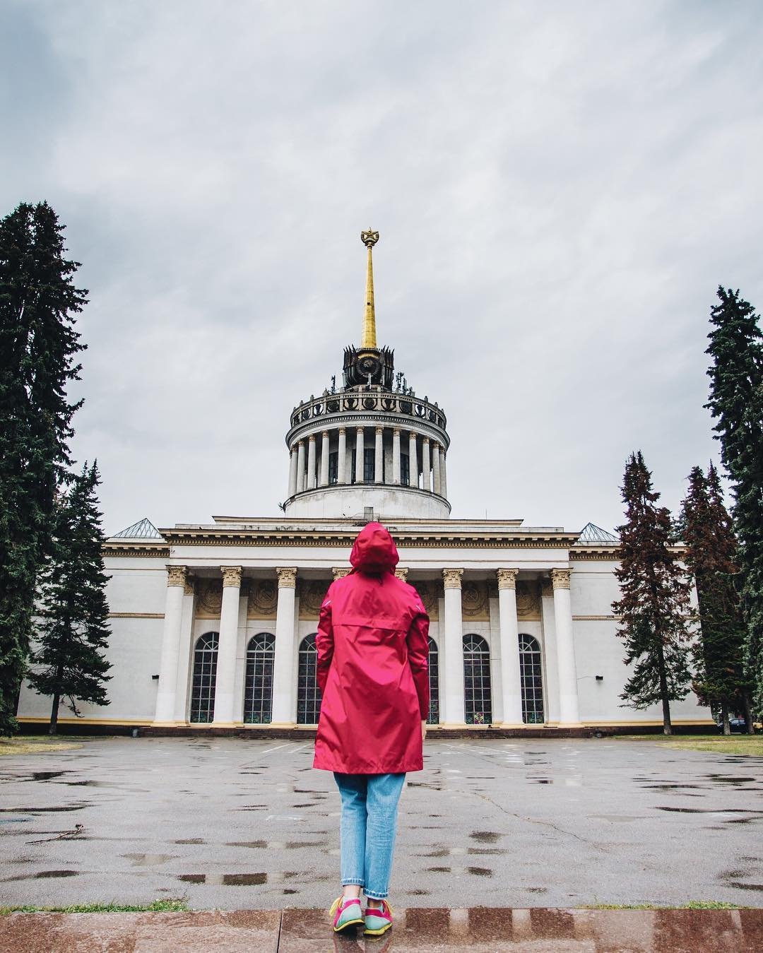 Такая мокрая погода - лучшее время для стильных и ярких плащей. Фото: @vdngkyiv