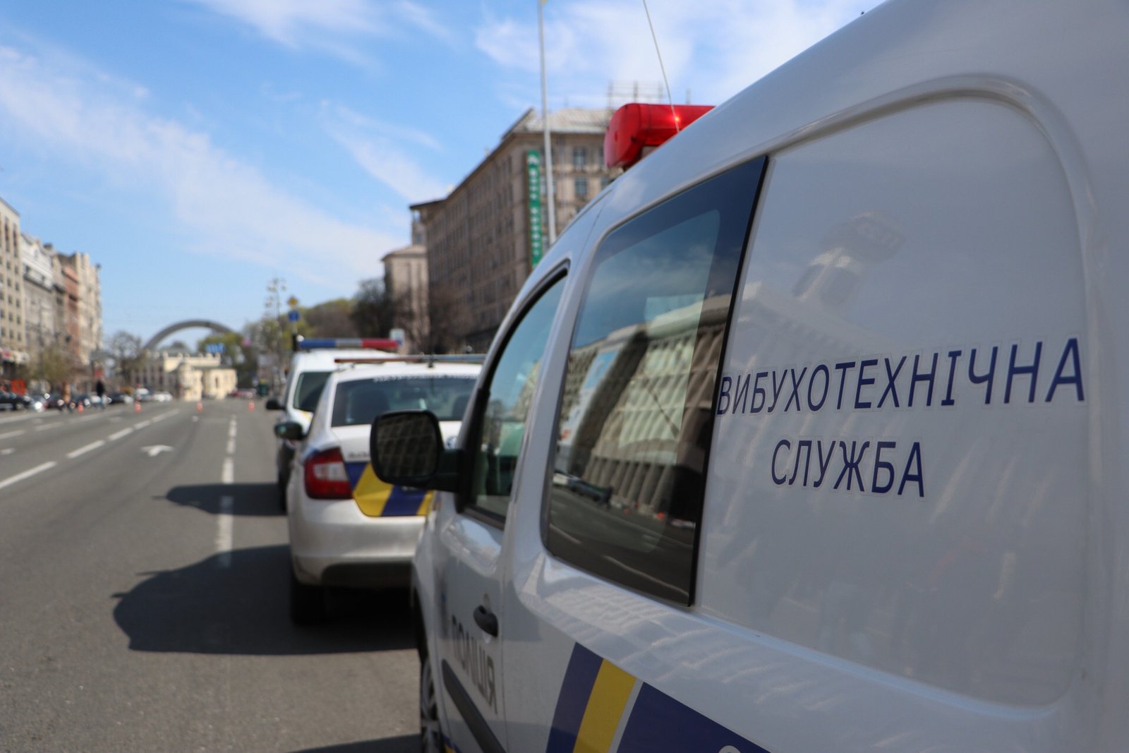 На место прибыли взрывотехники и кинологи