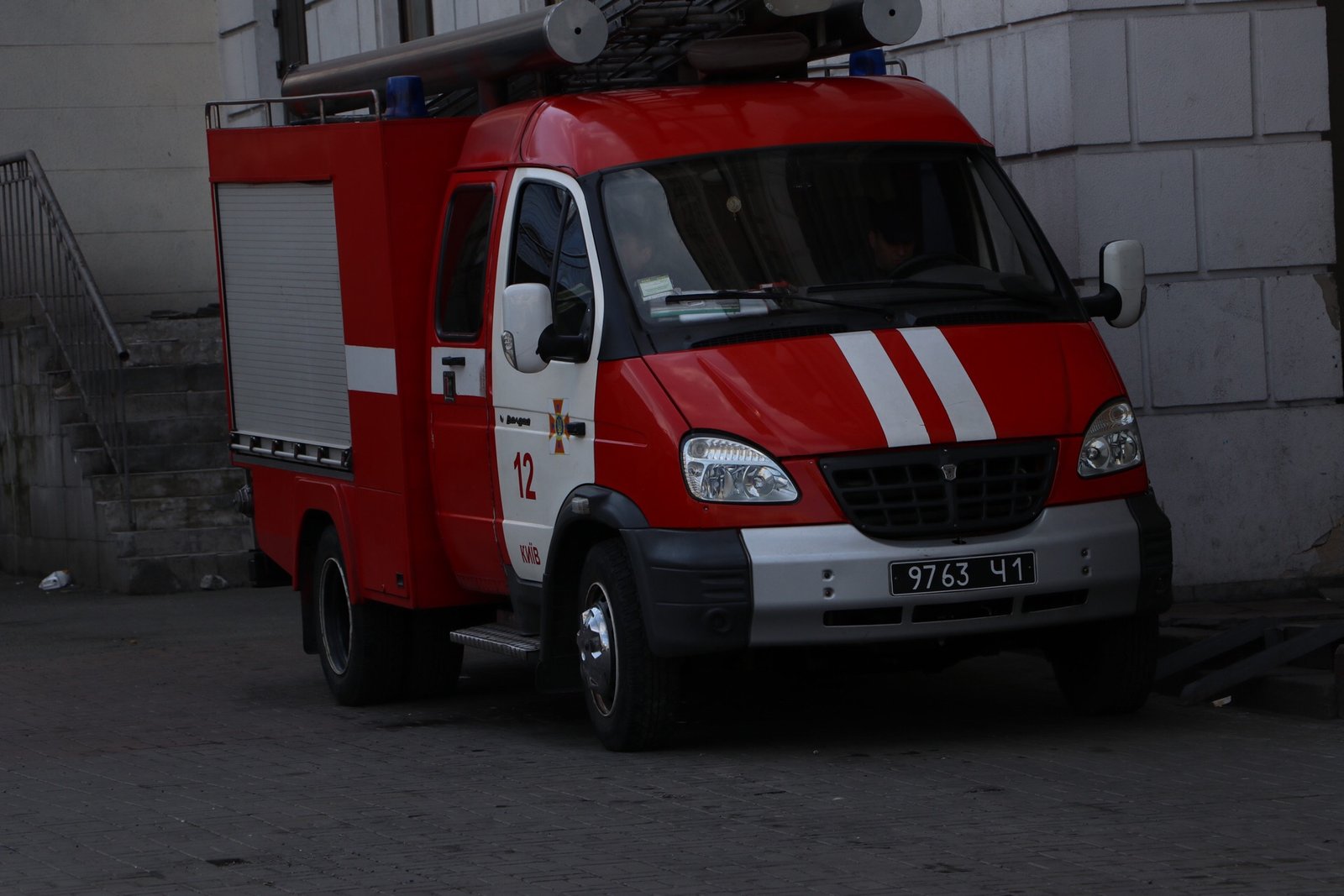 Специалисты проверяют помещения торгово-развлекательного центра