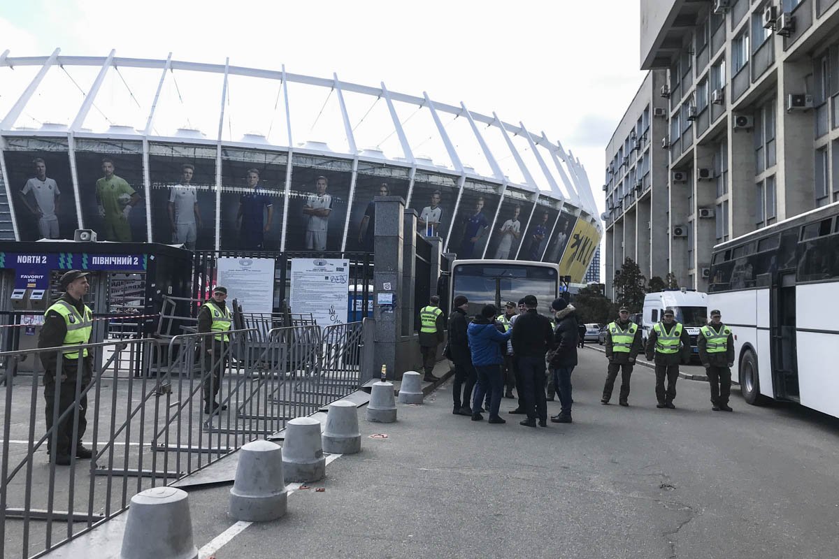 За несколько часов до ожидаемых дебатов под зданием НСК уже собрались правоохранители 
