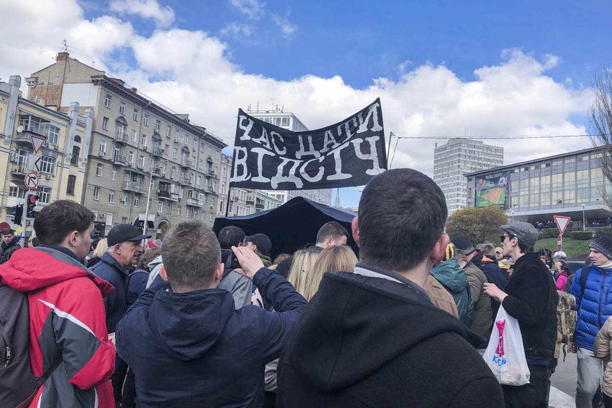 Также к НСК пришли митингующие, в большинстве своем они агитируют против Владимира Зеленского 