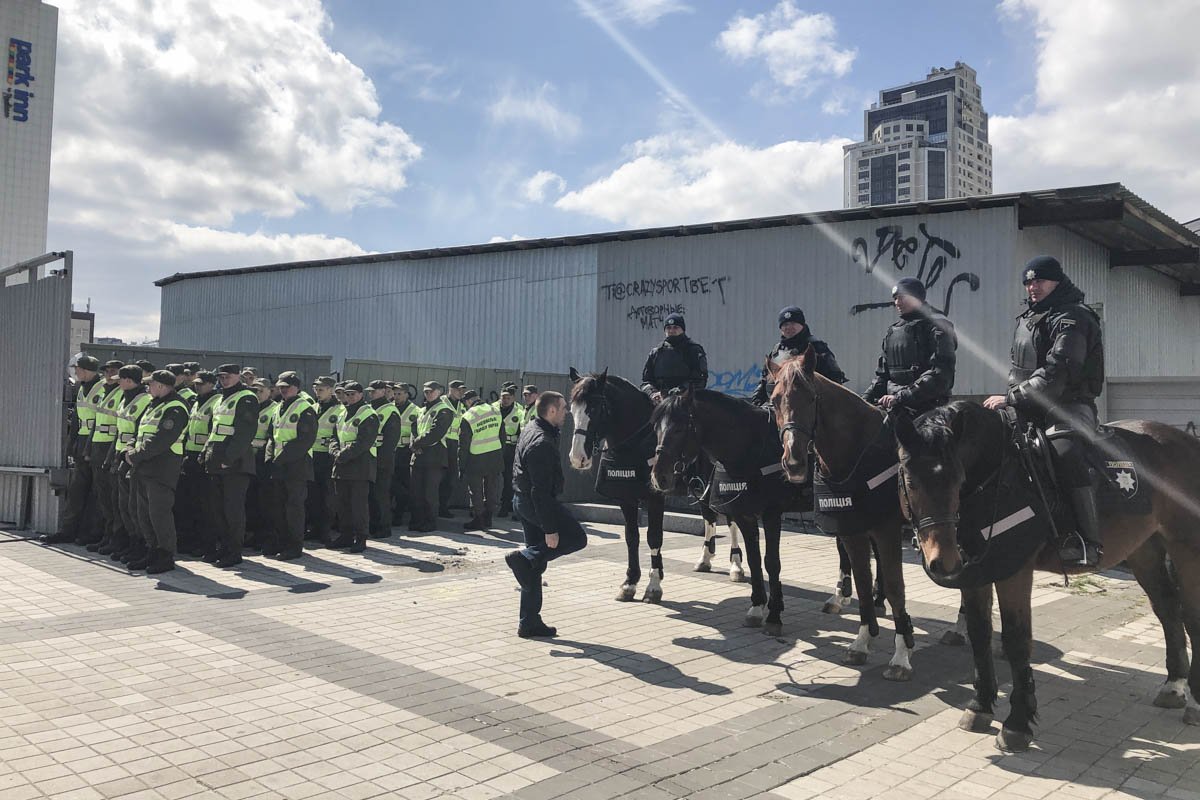 На месте даже конная полиция 