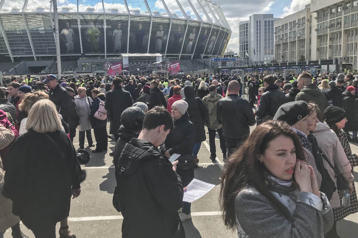 Сотни людей пришли послушать главное противостояние двух кандидатов 