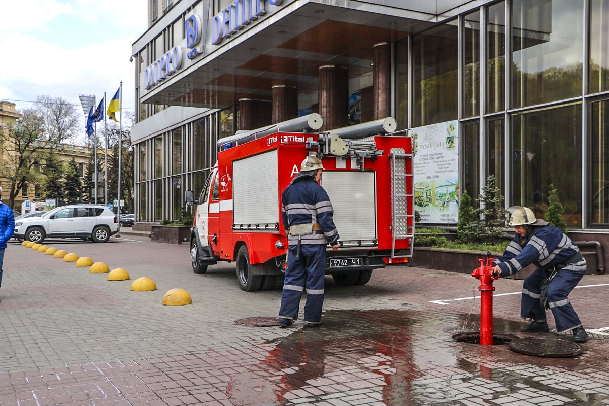 На место прибыли сотрудники ГСЧС