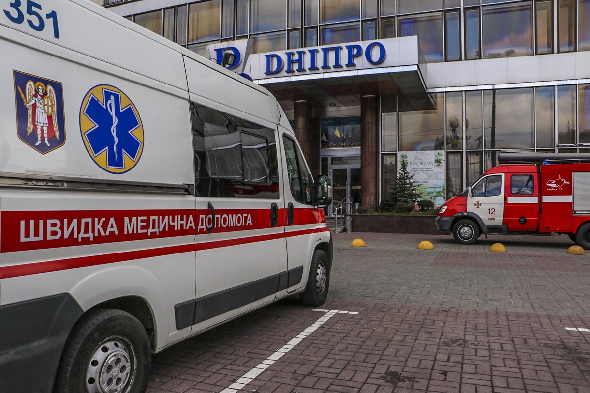 На месте события также дежурят медики 