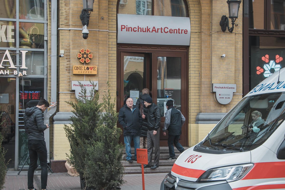 Правоохранители проверяют четыре гостиницы на улицах Крещатик, Ирининская и Михайловская, а также международный центр современного искусства Правоохранители проверяют четыре гостиницы на улицах Крещатик, Ирининская и Михайловская, а также международный центр современного искусства