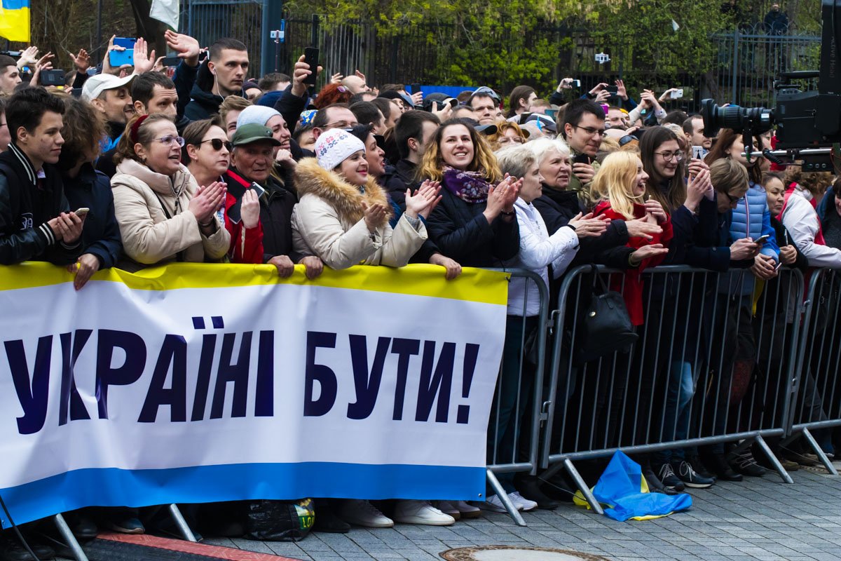 Неравнодушные граждане растянули плакаты со словами поддержки 