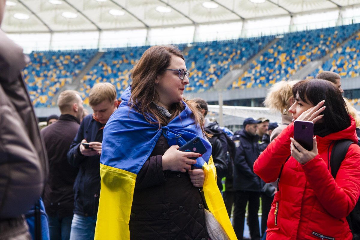 Процесс дебатов транслировали для людей на большом экране снаружи стадиона 
