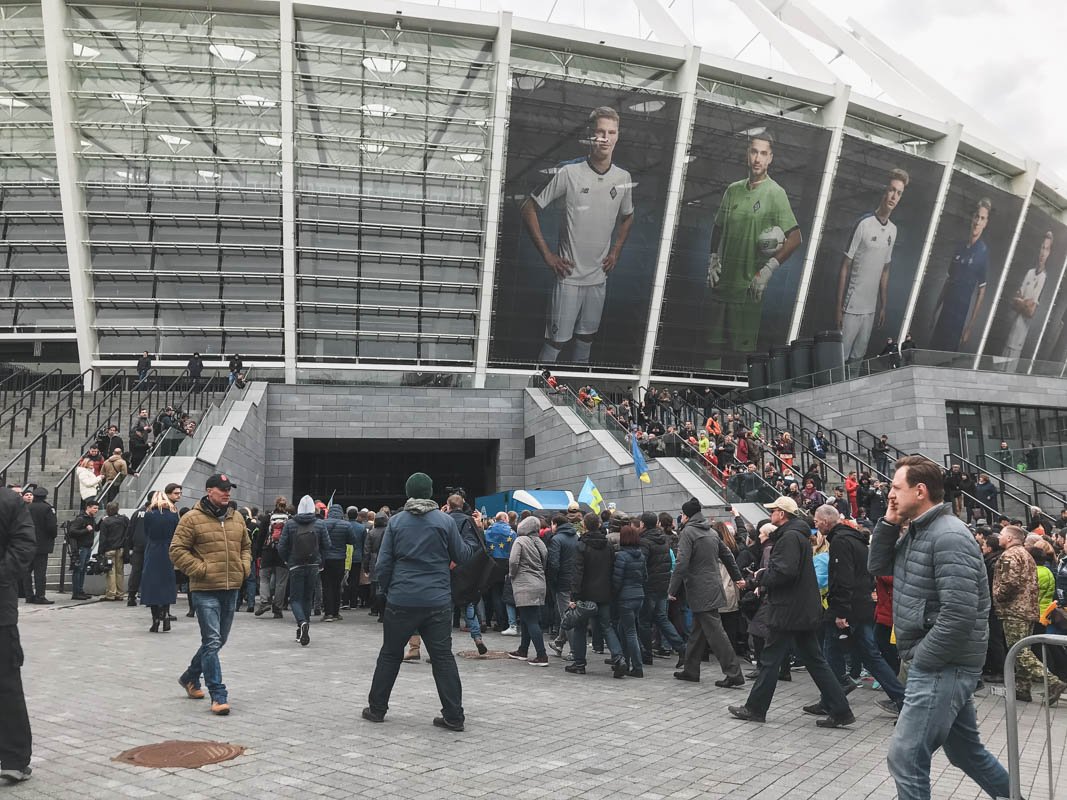 Возле НСК "Олимпийский" выстроились около 5000 человек 