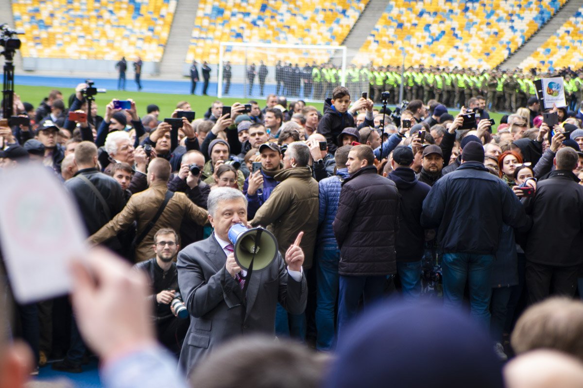 На стадионе люди спели гимн Украины с Петром Алексеевичем