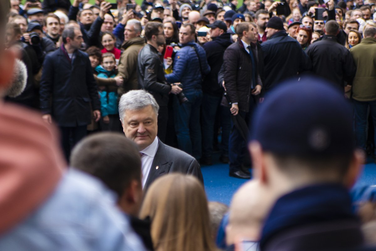 Порошенко обнял несколько человек, кому-то пожал руку, а с кем-то сделал селфи